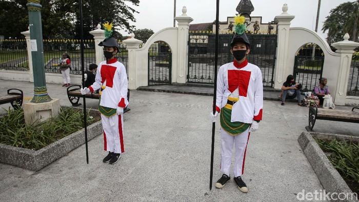 PRAJURIT KERATON JAGA MALIOBORO Petugas menggunakan seragam prajurit Keraton Yogyakarta saat bertugas menjaga kawasan wisata Jalan Malioboro, Yogyakarta, Minggu (18/10/2020). Petugas keamanan di Maliboro atau yang sering disebut Jogoboro mengenakan seragam khusus yang kerap dikenakan prajurit atau bergada Keraton Yogyakarta, untuk menarik daya tarik wisatawan. detikcom/Pius Erlangga