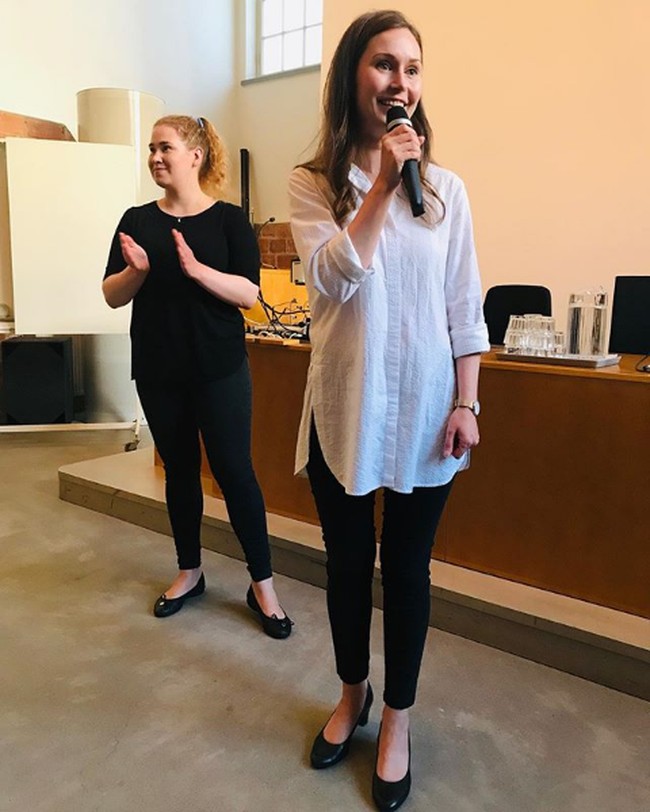 Kritik terhadap Sanna Martin karena busana seksi ini pun mendapat perhatian dari para pendukungnya. Tak sedikit dari mereka yang langsung memberikan dukungan dengan mengunggah foto memakai blazer tanpa atasan dengan tanda pagar #imwithsanna. Foto: Instagram/@sannamarin