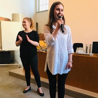 Kritik terhadap Sanna Martin karena busana seksi ini pun mendapat perhatian dari para pendukungnya. Tak sedikit dari mereka yang langsung memberikan dukungan dengan mengunggah foto memakai blazer tanpa atasan dengan tanda pagar #imwithsanna. Foto: Instagram/@sannamarin