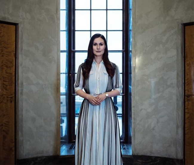 Sanna Marin juga sesekali tampil stylish berbalut blouse bermotif dan gaun bergaya feminin. Foto: Instagram/@sannamarin