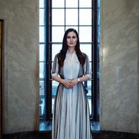 Sanna Marin juga sesekali tampil stylish berbalut blouse bermotif dan gaun bergaya feminin. Foto: Instagram/@sannamarin