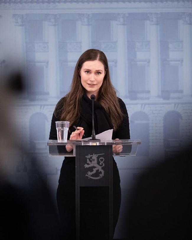 Dalam melakukan tugasnya, Sanna Marin lebih sering berpenampilan elegan tapi tetap kekinian. Busana andalannya adalah setelan blazer hitam-hitam. Foto: Instagram/@sannamarin