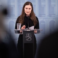 Dalam melakukan tugasnya, Sanna Marin lebih sering berpenampilan elegan tapi tetap kekinian. Busana andalannya adalah setelan blazer hitam-hitam. Foto: Instagram/@sannamarin