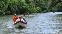 Untuk menikmati wisata susur sungai, wisatawan tak perlu merogoh kocek besar. Pengelola hanya mengenakan Rp 100 ribu tiap perahu dengan perjalanan pergi pulang sejauh tujuh kilometer.
