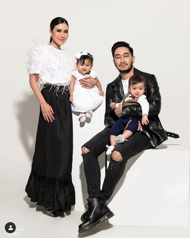 Membuat seri pemotretan bersama selebriti dengan outfit miliaran, Rio Motret menggandeng adik Raffi Ahmad, Syahnaz Sadiqah. Yang membuat penampilan Syahnaz di pemotretan tersebut mahal adalah ada di perhiasannya. Fashion stylist Wanda Hara mengungkap harga perhiasan yang dipakai ibu dari anak kembar itu.  Perhiasannya dari Miss Mondial. Ini private collection untuk red carpet moment, ujarnya. Aku waktu beli sama Syahnaz totalnya Rp 4 M deh, tambah Wanda sambil menunjukkan perhiasan berlian mulai dari kalung, anting dan gelang itu.  Foto: Dok. Instagram @riomotret