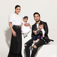 Membuat seri pemotretan bersama selebriti dengan outfit miliaran, Rio Motret menggandeng adik Raffi Ahmad, Syahnaz Sadiqah. Yang membuat penampilan Syahnaz di pemotretan tersebut mahal adalah ada di perhiasannya. Fashion stylist Wanda Hara mengungkap harga perhiasan yang dipakai ibu dari anak kembar itu.  Perhiasannya dari Miss Mondial. Ini private collection untuk red carpet moment, ujarnya. Aku waktu beli sama Syahnaz totalnya Rp 4 M deh, tambah Wanda sambil menunjukkan perhiasan berlian mulai dari kalung, anting dan gelang itu.  Foto: Dok. Instagram @riomotret