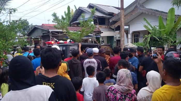 Seorang pria di Banjarmasin bakar rumah mertua gegara tak terima dicerai istri. Pelaku ditangkap polisi.
