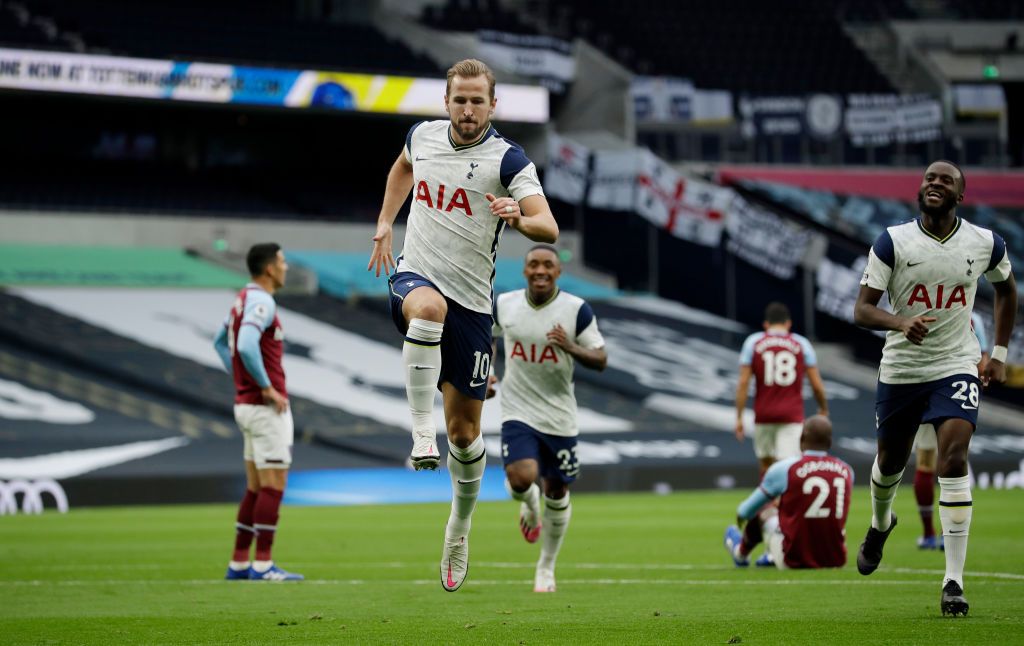 LONDON, ENGLAND - OCTOBER 18: Heung-Min Son of Tottenham Hotspur celebrates with teammates after scoring his team's first goal during the Premier League match between Tottenham Hotspur and West Ham United at Tottenham Hotspur Stadium on October 18, 2020 in London, England. Sporting stadiums around the UK remain under strict restrictions due to the Coronavirus Pandemic as Government social distancing laws prohibit fans inside venues resulting in games being played behind closed doors. (Photo by Clive Rose/Getty Images)