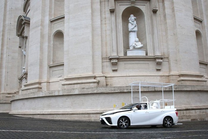 Toyota Mirai jadi mobil baru paus fransiskus Toyota Mirai jadi mobil baru paus fransiskus