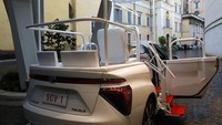 Menurut Toyota, Popemobile ini memiliki ukuran panjang 5,1 meter dengan struktur tambahan 1,2 meter. Mobil ini memiliki tinggi 2,7 meter. Selain bodi yang dimodifikasi, bagian lain dari mobil tidak berubah. Mobil ini tetap ditenagai motor listrik bertenaga 152 daya kuda dengan torsi maksimal 335 Nm. Foto: Istimewa