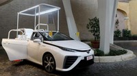Toyota mempersembahkan mobil ramah lingkungan Toyota Mirai yang dimodifikasi kepada Paus Fransiskus. Mobil ini merupakan hadiah dari Catholic Bishops’ Conference of Japan (CBCJ). Foto: Istimewa