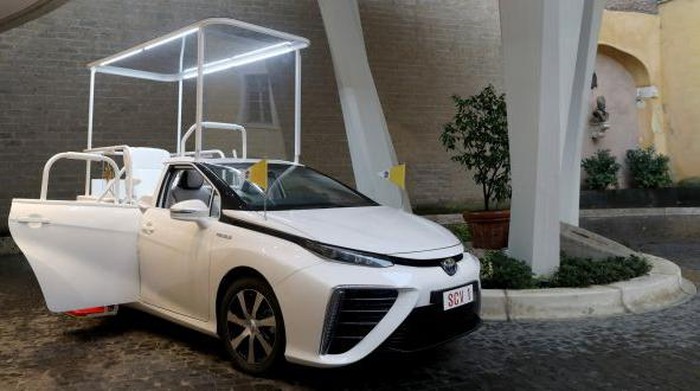 Toyota Mirai jadi mobil baru paus fransiskus
