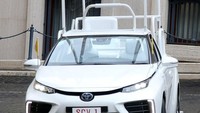 Mobil hadiah ini merupakan satu dari dua Toyota Mirai yang dibuat khusus oleh Toyota untuk kebutuhan mobilitas Paus ketika kunjungan Paus ke Jepang pada November tahun lalu. Mobil ini dibuat khusus dengan bagian belakang yang terbuka untuk Paus selama parade. Foto: Istimewa
