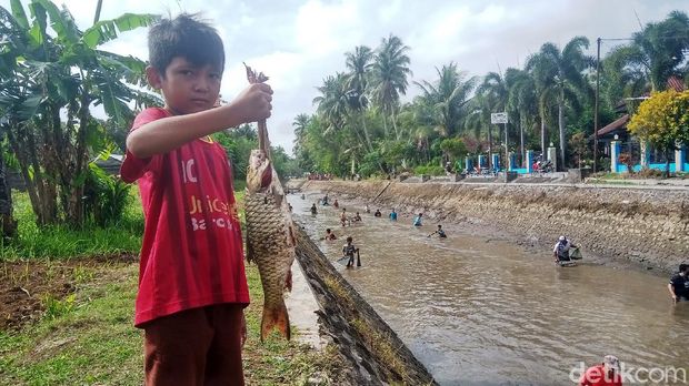 Tradisi bersih-bersih sungai di Purworejo, 18/10/2020