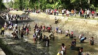 Tradisi tahunan itu untuk mencegah bencana banjir, sekaligus memanen ikan bersama dan mempererat tali silaturahmi.