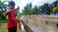 Ikan-ikan yang hidup secara alami tersebut, sengaja tidak ditangkap selama satu tahun. Setelah tradisi tersebut digelar, barulah warga diperbolehkan untuk menangkapnya beramai-ramai.