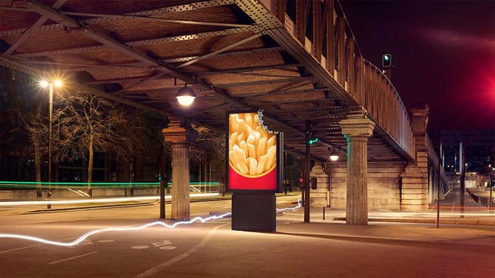 Uniknya Papan Iklan McD Ini, Ada Bekas Gigitan Ukuran Jumbo McDonald's mengeluarkan papan iklan unik karena menampilkan bekas gigitan berukuran besar.