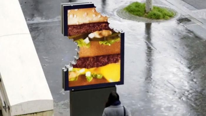 Uniknya Papan Iklan McD Ini, Ada Bekas Gigitan Ukuran Jumbo