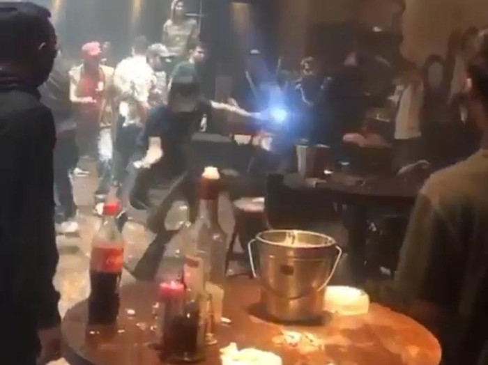 Video viral keributan di klub malam di Palembang.