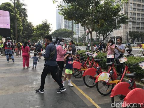 Warga berolahraga di kawasan Sudirman (Tiara/detikcom)