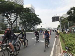 DKI PSBB Transisi Jilid II, Warga Ramai Berolahraga di Sudirman
