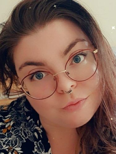 Zoe Montgomerie Zoe Montgomerie menjomblo selama 10 tahun karena bentuk payudara aneh pascaoperasi.