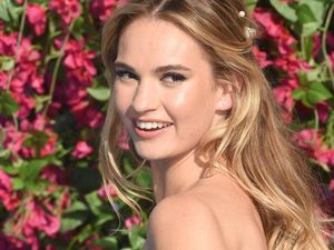 Lily James Kini Ada di Tengah Isu Retaknya Pernikahan Armie Hammer