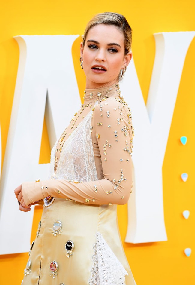 Lily James dan Dominic West adalah lawan main di serial BBC The Pursuit of Love. Momen keduanya yang tengah bermesraan tersebut terjadi di Roma, Italia, Minggu (11/10/2020). Foto: dok. Getty Images