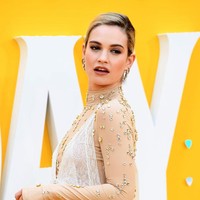 Lily James dan Dominic West adalah lawan main di serial BBC The Pursuit of Love. Momen keduanya yang tengah bermesraan tersebut terjadi di Roma, Italia, Minggu (11/10/2020). Foto: dok. Getty Images