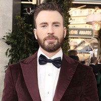 Pada Juli 2020, Lily James dan bintang Captain America, Chris Evans sering tertangkap kamera berduaan di London. Keduanya pun dikabarkan memiliki hubungan spesial.  Foto: dok. Getty Images