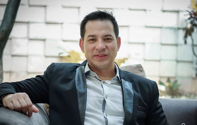 Pria yang mengawali karirnya sebagai model yang satu ini memang terkenal dengan parasnya yang rupawan. Walau sudah tidak muda lagi, pesona Ari Wibowo masih tetap terpancar. Ari memiliki darah Jerman dari sang ibu. Foto: Instagram/@ariwibowo_official