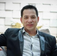 Pria yang mengawali karirnya sebagai model yang satu ini memang terkenal dengan parasnya yang rupawan. Walau sudah tidak muda lagi, pesona Ari Wibowo masih tetap terpancar. Ari memiliki darah Jerman dari sang ibu. Foto: Instagram/@ariwibowo_official