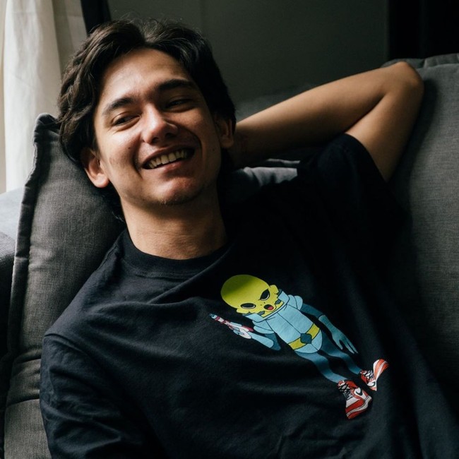 Hampir sama dengan aktor-aktor sebelumnya, Adipati Dolken juga ternyata memiliki dara campuran Jawa dan Jerman dari kedua orangtuanya. Foto: Instagram/@adipati