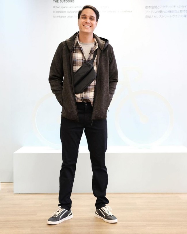 Mischa Chandrawinata adalah aktor yang juga memiliki darah campuran dari kedua orangtuanya. Ayahnya berdarah Tionghoa-Indonesia, sedangkan sang ibu berasal dari Jerman. Foto: Instagram/@mischach