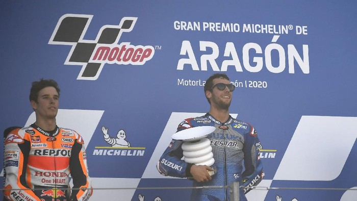 ALCANIZ, SPAIN - OCTOBER 18: (L-R) Alex Marquez of Spain and Repsol Honda Honda, Alex Rins of Spain and Team Suzuki ECSTAR and Joan Mir of Spain and Team Suzuki ECSTAR  celebrate on the podium during the MotoGP race during the MotoGP of Aragon at Motorland Aragon Circuit on October 18, 2020 in Alcaniz, Spain. (Photo by Mirco Lazzari gp/Getty Images)
