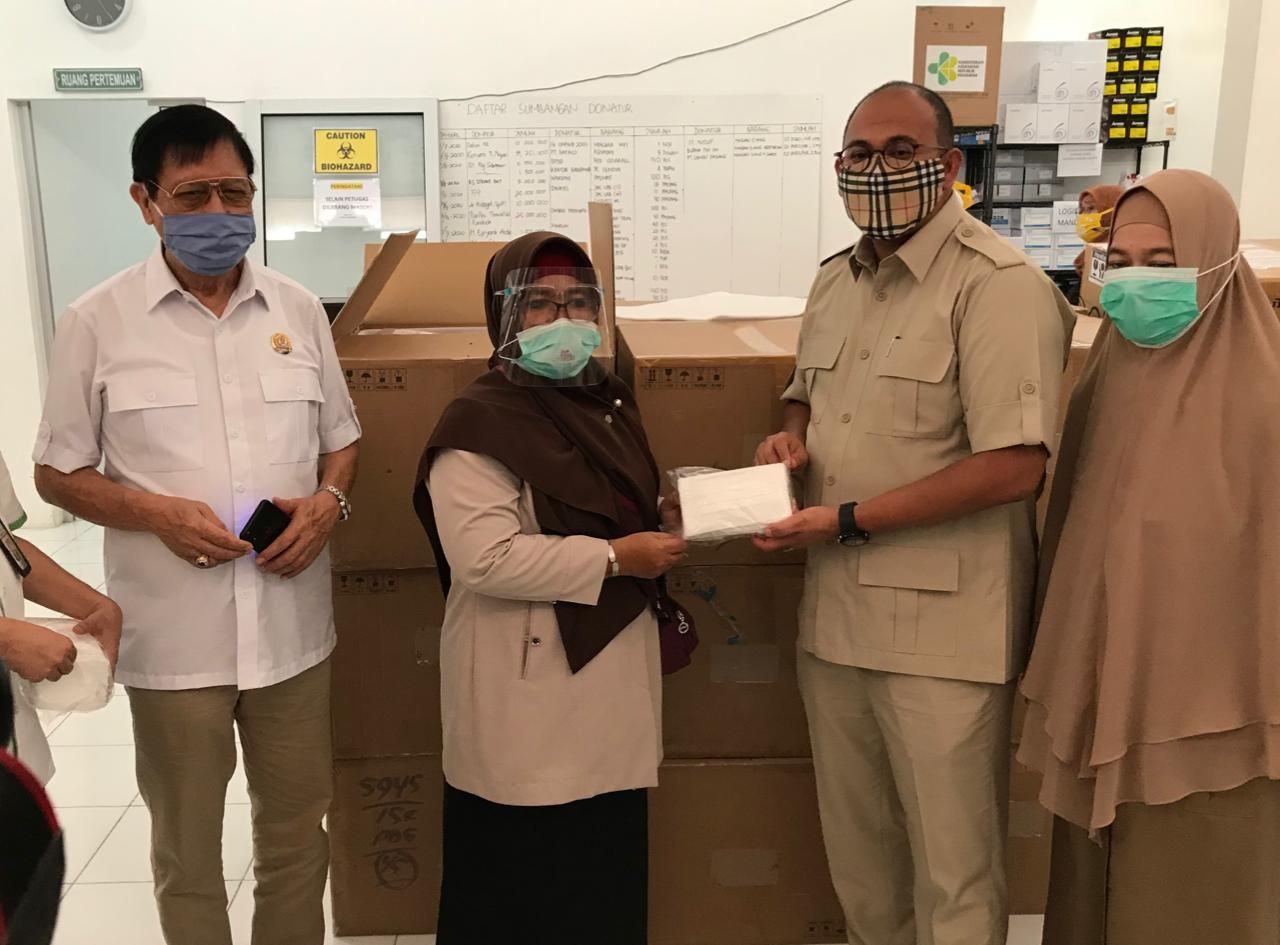 Anggota Komisi VI DPR RI Andre Rosiade menyerahkan 15 ribu alat pengambilan sampel untuk tes PCR swab ke Laboratorium Fakultas Kedokteran Universitas Andalas (Unand) Padang.