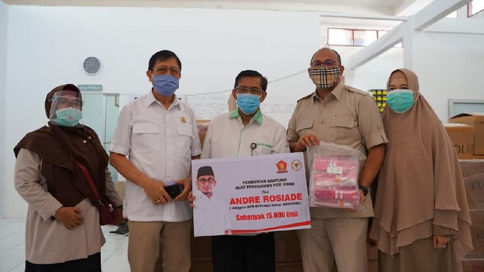 Anggota Komisi VI DPR RI Andre Rosiade menyerahkan 15 ribu alat pengambilan sampel untuk tes PCR swab ke Laboratorium Fakultas Kedokteran Universitas Andalas (Unand) Padang.
