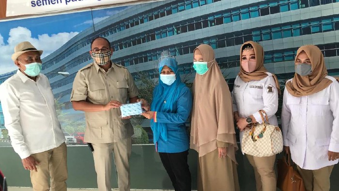 Anggota Komisi VI DPR RI Andre Rosiade menyerahkan 15 ribu alat pengambilan sampel untuk tes PCR swab ke Laboratorium Fakultas Kedokteran Universitas Andalas (Unand) Padang.