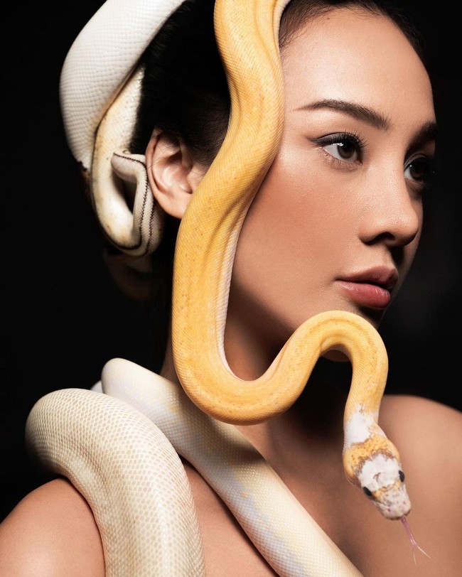 Dalam berbagai foto yang diunggah Winston Gomez, Anya tampak tenang berpose elegan dengan hewan yang dianggap kebanyakan orang menakutkan itu. Apalagi Anya bukan hanya berpose dengan satu ular saja. Foto: Instagram @winstongomez