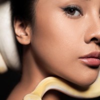 Dalam caption, pemain film Rembulan Tenggelam di Wajahmu itu pun menulis, Takut tuh sama tuhan, jangan sama uler. Apalagi takut ditinggalin sama kamu. Gak ada apa-apanya , Foto: Instagram @winstongomez