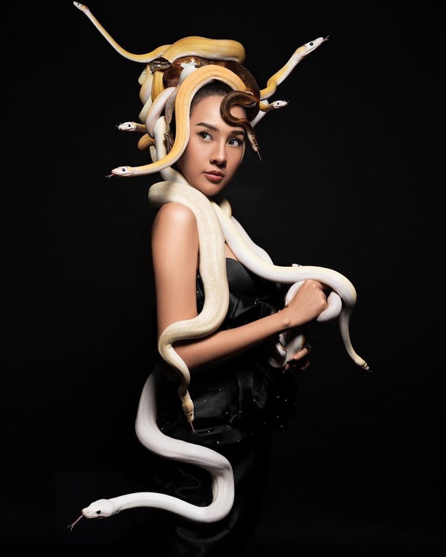 Dalam sebuah postingan di Instagram, Anya mengunggah foto-fotonya yang mencuri perhatian netizen. Ia tampak berpose dibalut dengan ular-ular piton. Foto: Instagram @winstongomez