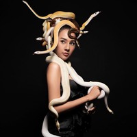 Dalam sebuah postingan di Instagram, Anya mengunggah foto-fotonya yang mencuri perhatian netizen. Ia tampak berpose dibalut dengan ular-ular piton. Foto: Instagram @winstongomez