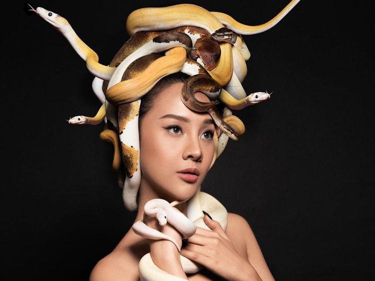 Pesona Anya Geraldine Pemotretan Bareng Ular Piton yang Mencuri Atensi