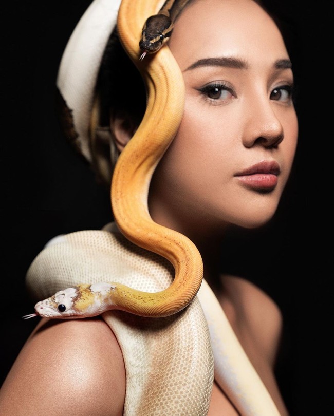 Selebgram Anya Geraldine kembali mencuri perhatian netizen. Kali ini wanita yang cukup sering membintangi film itu mengunggah foto-foto pemotretan bersama ular. Foto: Instagram @winstongomez