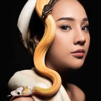 Selebgram Anya Geraldine kembali mencuri perhatian netizen. Kali ini wanita yang cukup sering membintangi film itu mengunggah foto-foto pemotretan bersama ular. Foto: Instagram @winstongomez