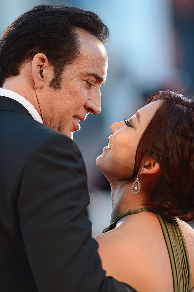 Pada 2004, Nicolas Cage bertemu dengan Alice Kim, yang saat itu bekerja sebagai pelayan di sebuah restoran. Kala itu usia Nicolas 40 tahun dan Alice 19 tahun. Foto: Getty Images/Jason Kirk