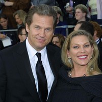 Keduanya menikah pada 1977 dan rumah tangganya masih langgeng hingga sekarang. Jeff dan Susan dikaruniai tiga anak. Foto: Getty Images/Jason Kirk