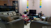 Begitu masuk ke dalam rumah terlihat ruang tamu dengan 3 kursi kayu berwarna hijau dan satu meja.