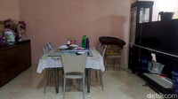 Tampak ada ruang makan di balik akuarium yang berada di ruang keluarga rumah kontrakan Wakil Ketua KPK Nurul Ghufron.