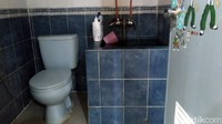 Kamar mandi di rumah kontrakan pimpinan KPK tersebut tampak didominasi warna biru.